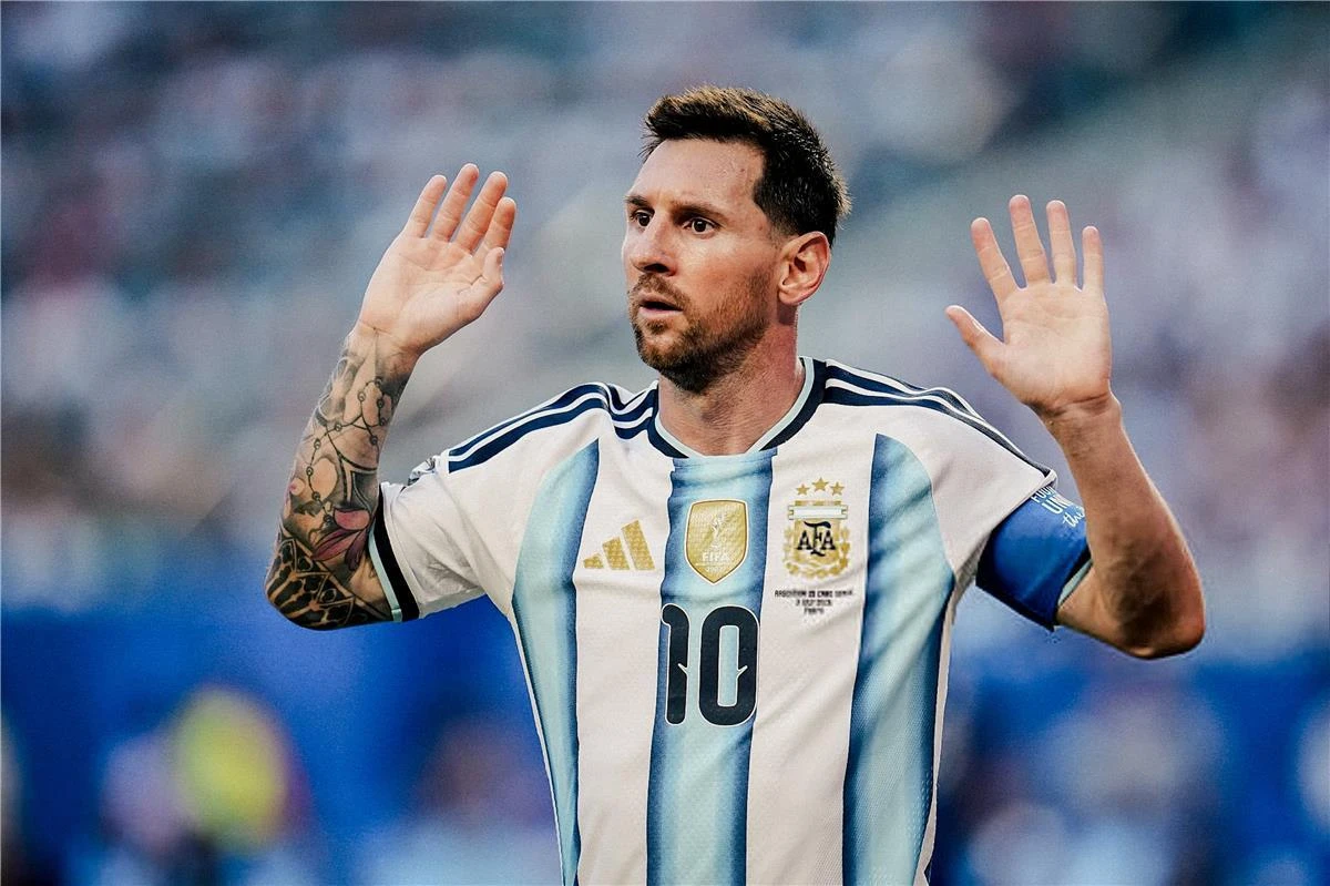 ميسي.. مرعب وغاوي قتل الخصم: نصيحة أيمن يونس للاعب مصر المراقب له