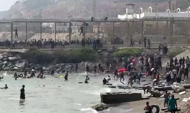 استمرار عمليات تمشيط البحر قبالة سواحل سبتة للعثور على ضحايا جدد