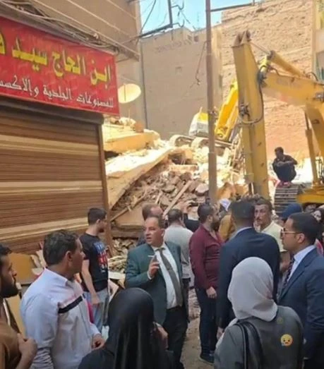 نيابة زفتى تنتقل لموقع الانهيار.. ومعاينة ميدانية لعقار الغربية المنكوب