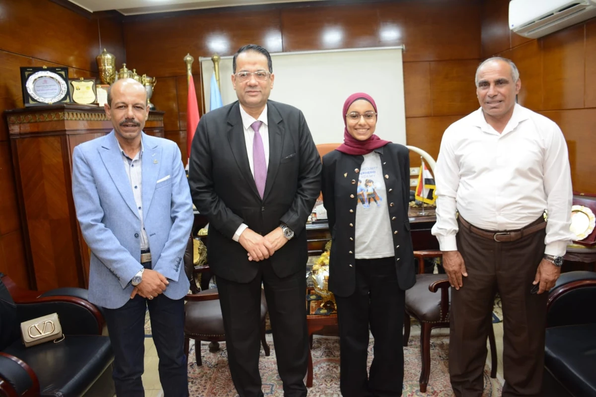 تكريم طالبة بالغربية بعد تصدرها مسابقة المثالية للثانوية