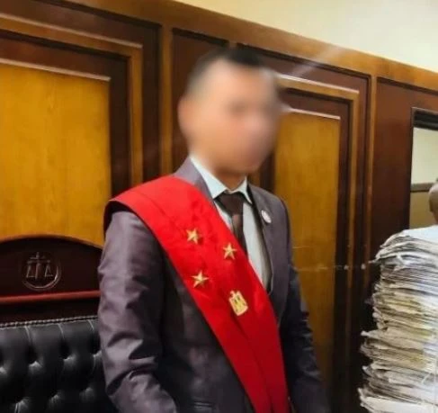 القاضي المزيف استولى على 260 ألف جنيه وهاتف آيفون من سيدة بعد إيهامها برغبته في الزواج من ابنتها