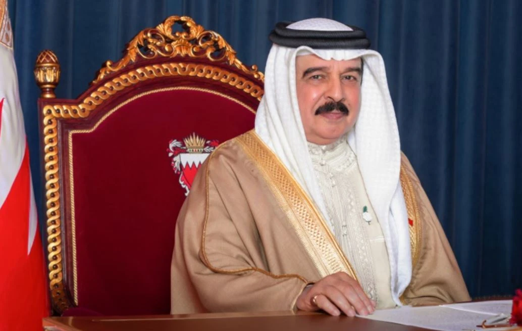 ملك البحرين يصل القاهرة في زيارة رسمية يلتقي خلالها بالرئيس السيسي