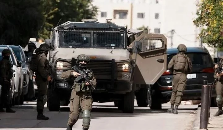 الاحتلال يقتحم قلنديا وكفر عقب فجراً ويمنع صلاة الفجر في مساجد المخيم