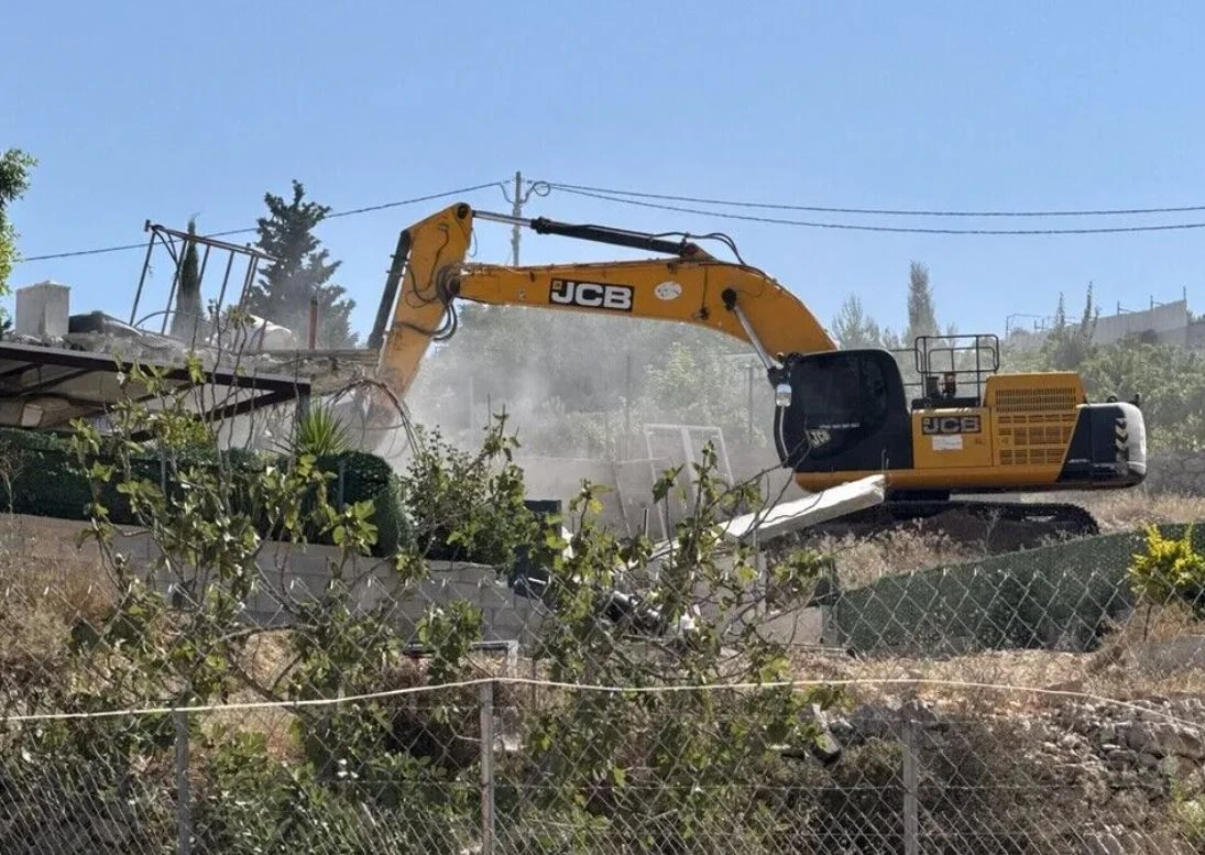 جيش الاحتلال يهدم ثلاثة منازل في بيت لحم ويصيب مواطنين بالاختناق