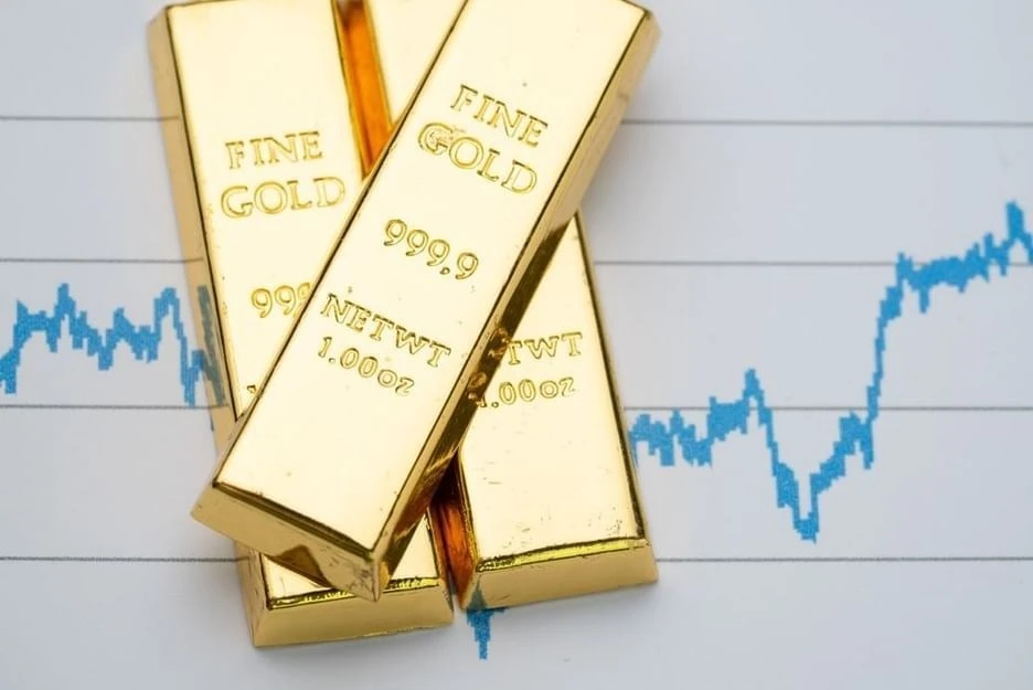 تراجع طفيف للدولار يرفع أسعار الذهب مع ترقب بيانات الوظائف الأمريكية