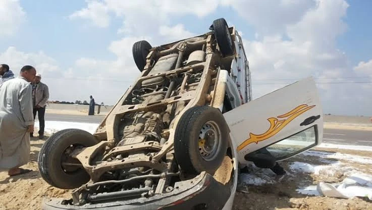 مصرع 5 عمال وإصابة 7 في انقلاب سيارة ربع نقل بالطريق الصحراوي الشرقي