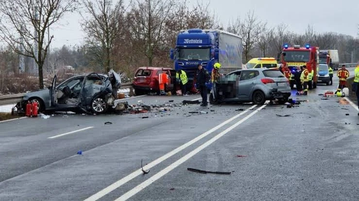 وفاة 3 أشخاص في حادث مروري قرب خط سكة حديد بجنوب ألمانيا