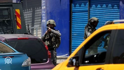 الاحتلال يواصل اقتحام قلنديا لليوم الثاني: عشرات الإصابات والاعتقالات وهدم واسع بالمحال التجارية