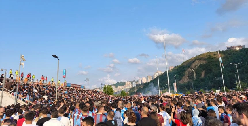 جماهير طرابزون سبور تحتفي بصلاح في "بابارا بارك" بحفاوة تاريخية