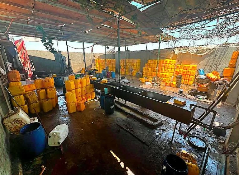 ضبط 83 ألف لتر زيوت طعام مجهولة المصدر في مصنع غير مرخص بقويسنا