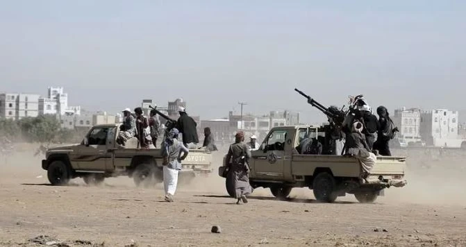 الدفاع اليمنية: 17 قتيلاً في هجوم حوثي بالصواريخ والمسيّرات
