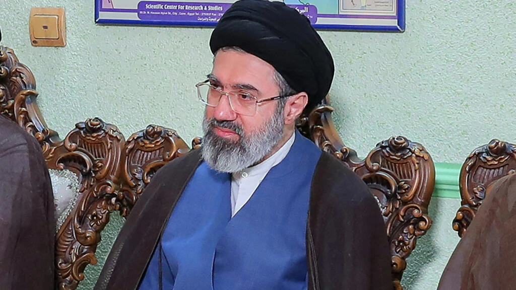 مجتبى خامنئي في حالة حرجة للغاية.. وغياب تام عن المشهد منذ مقتل والده