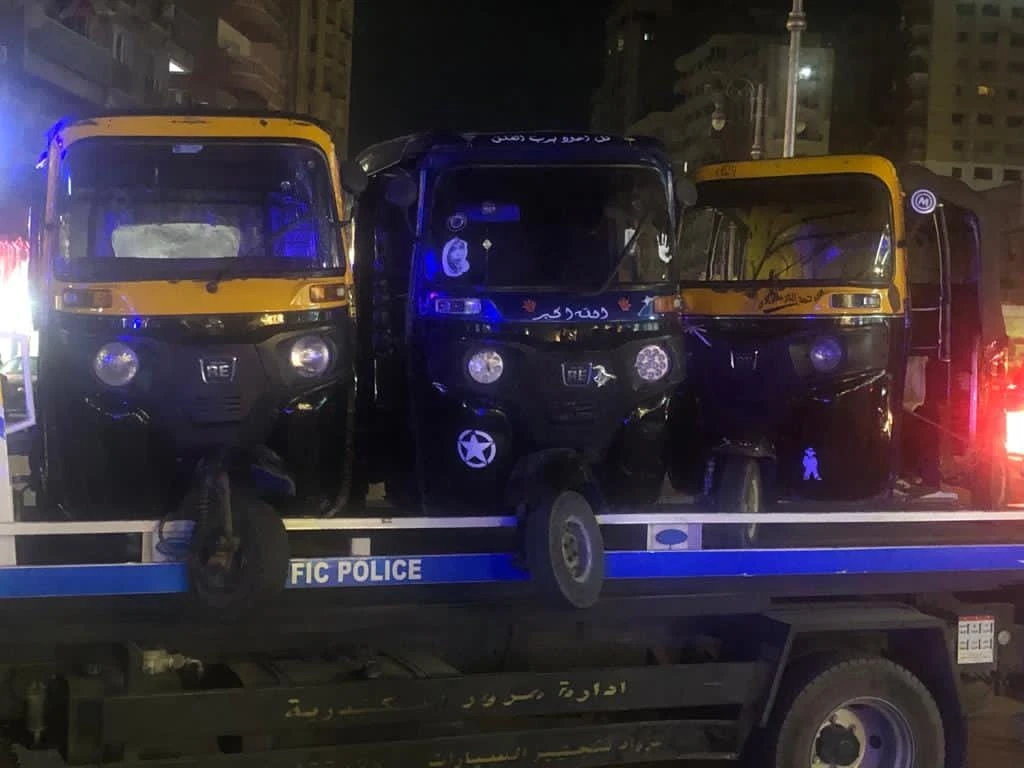حملات مكثفة لضبط مركبات التكاتك المخالفة بالشوارع الرئيسية في الإسكندرية