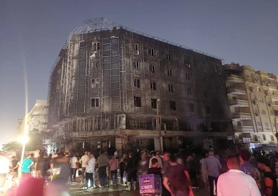 حارس عقار مجاور لمول الأهرام: انفجار أعقبه صراخ ثم التهمت النيران المحلات في دقائق