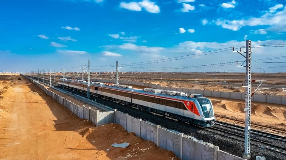 معدلات تنفيذ محطات الخط الأول من القطار الكهربائي السريع تلامس 85%
