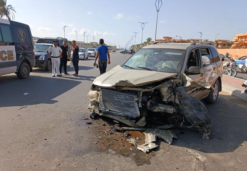 إصابة سيدة ونجاة أطفالها الثلاثة في تصادم سيارتين ببورفؤاد