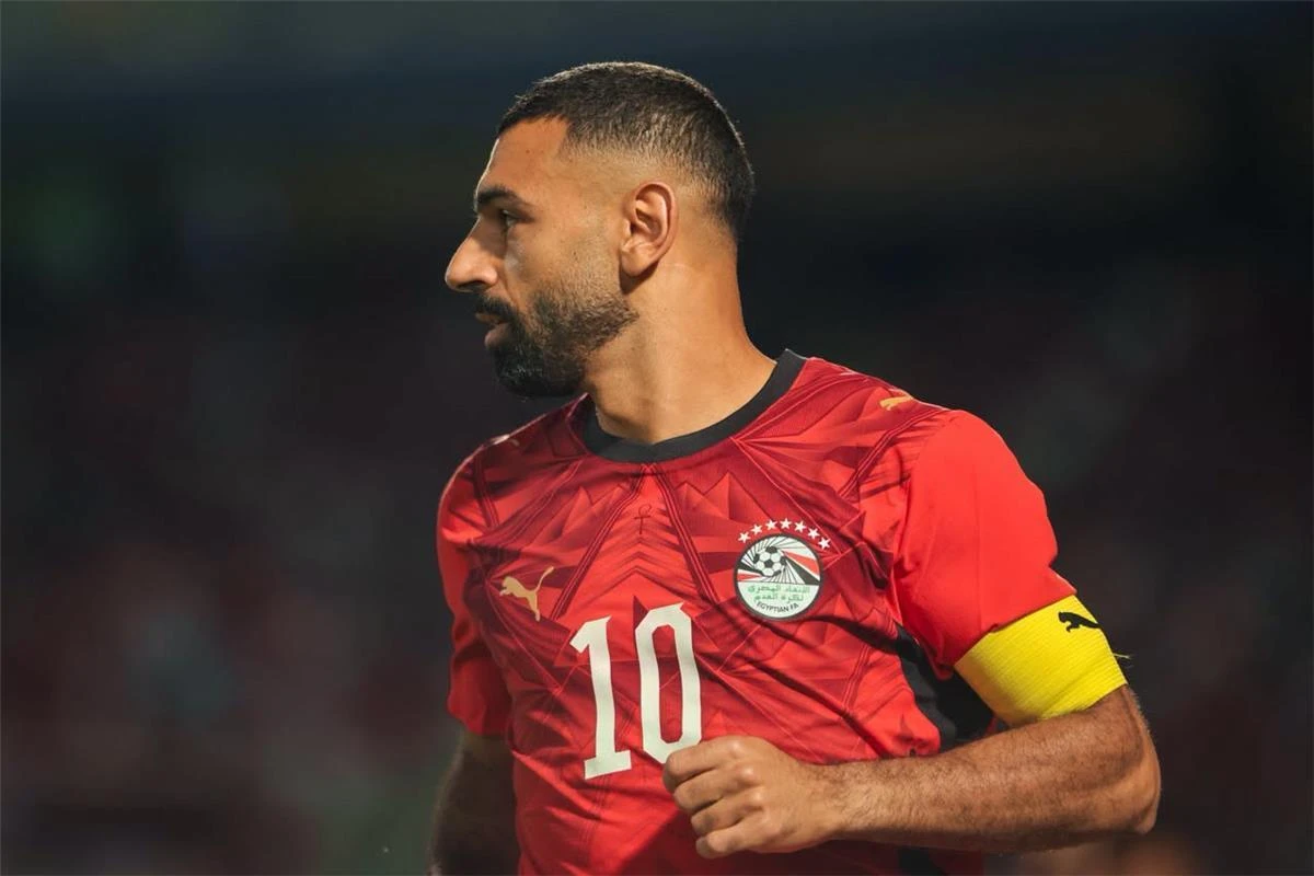 صحيفة تركية تنقل رأي رضا عبد العال حول خروج صلاح من معسكر مصر