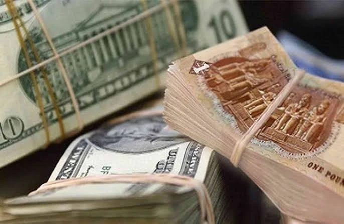 مصر: الدولار يتجاوز 53 جنيهاً في 8 بنوك مع افتتاح تعاملات الأربعاء