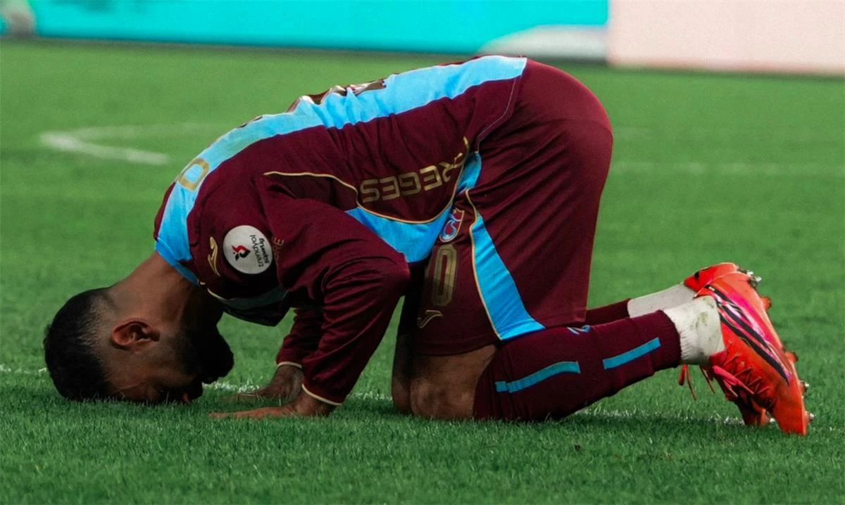 محمد صلاح يلحق بتريزيجيه في رقم قياسي بهدفه أمام بشكتاش