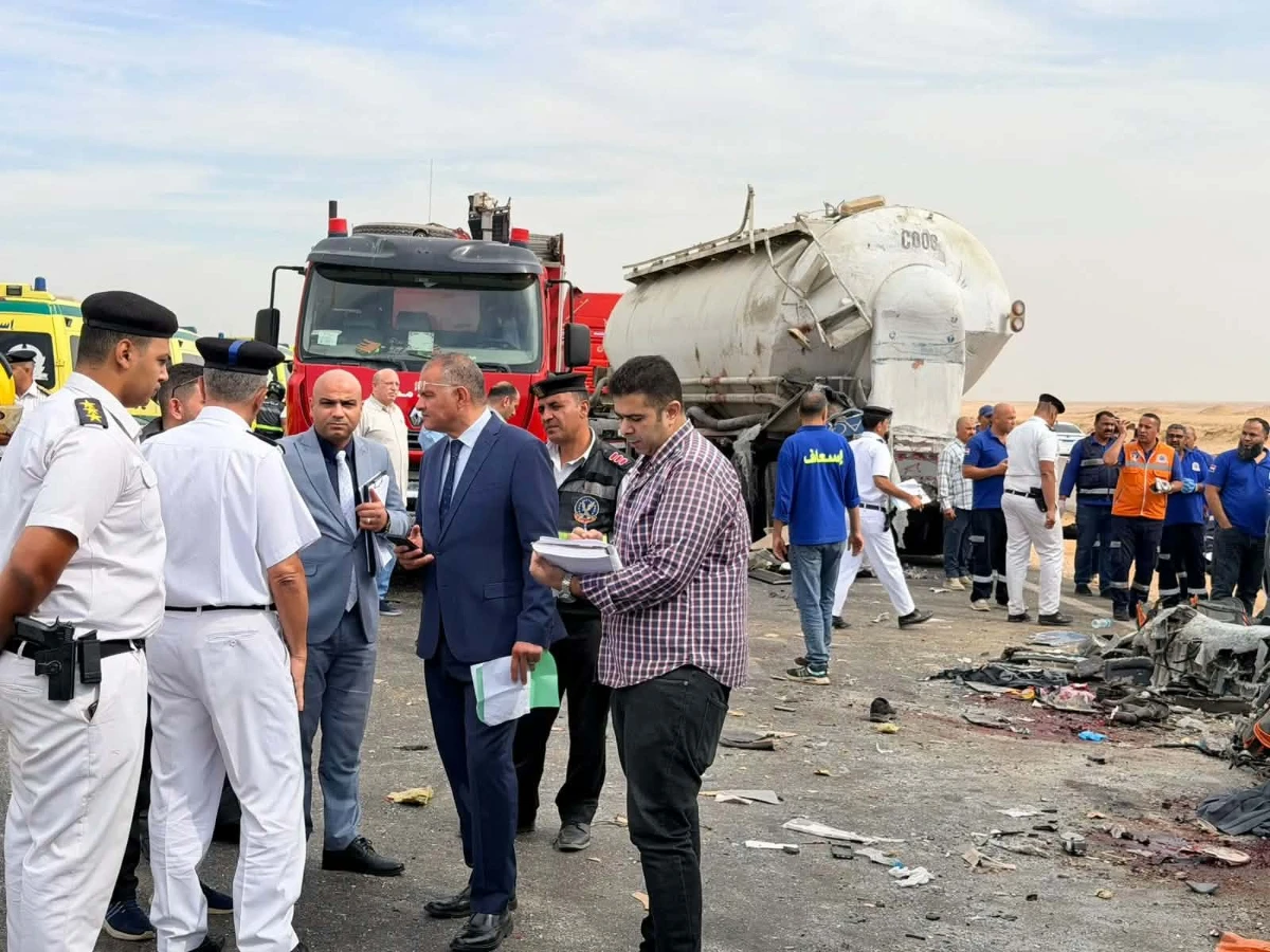 مصرع 13 شخصًا وإصابة 34 في تصادم أتوبيس وتريلا بالطريق الغربي
