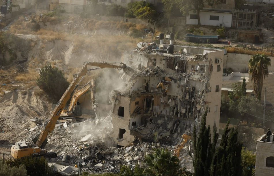 هدم بناية سكنية من سبع شقق قرب مخيم قلنديا شمال القدس