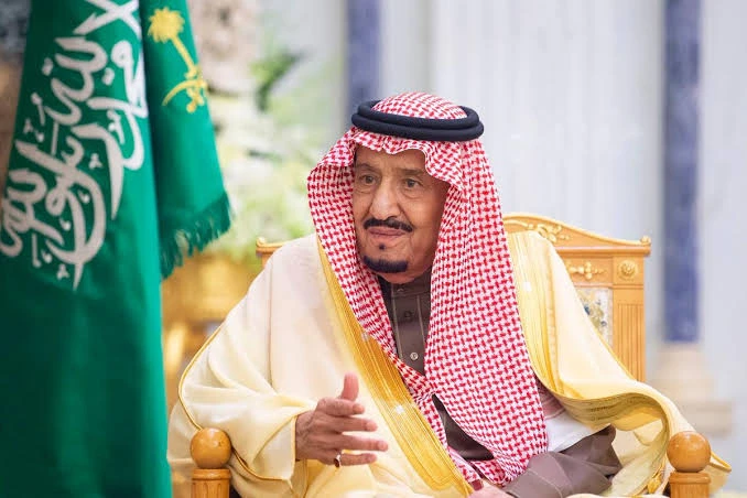 الملك سلمان يوجه بإجراءات لدعم المواطنين ورفع الحد الأدنى للأجور