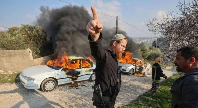 مستوطنون يحرقون 3 مركبات فلسطينية في قرية أم صفا غربي رام الله