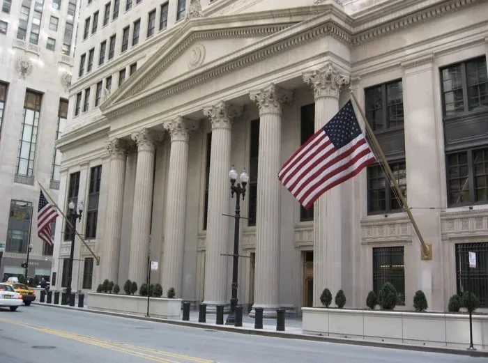 الفيدرالي الأمريكي يبقي أسعار الفائدة عند نطاق 3.75% إلى 4.00%