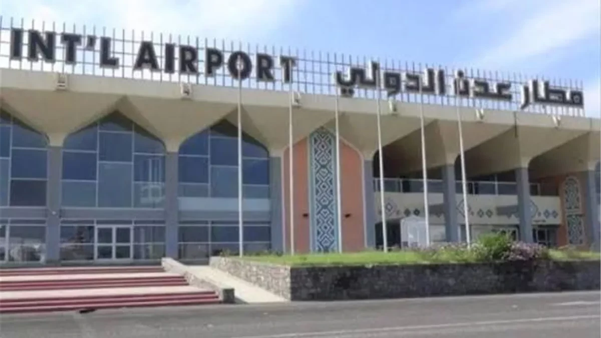 الحكومة اليمنية تدعو لتحرك دولي بعد استهداف مطار عدن للمرة السادسة