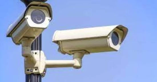 هل يلزم القانون المحال العامة بتركيب كاميرات مراقبة؟