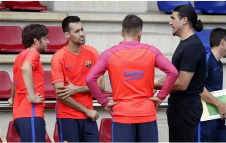 أخبار.. حارس برشلونة السابق يزور اللاعبين في التدريبات