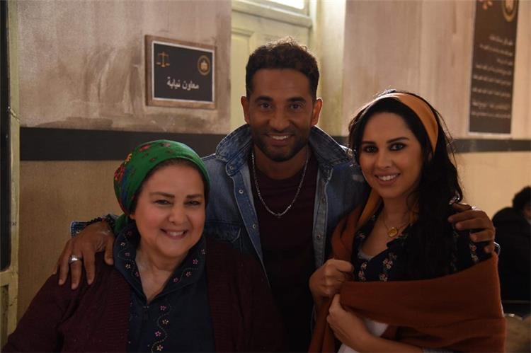 الفنان عمرو سعد يفجر مفاجأة حول حالة الفنانة دلال عبد العزيز الصحية
