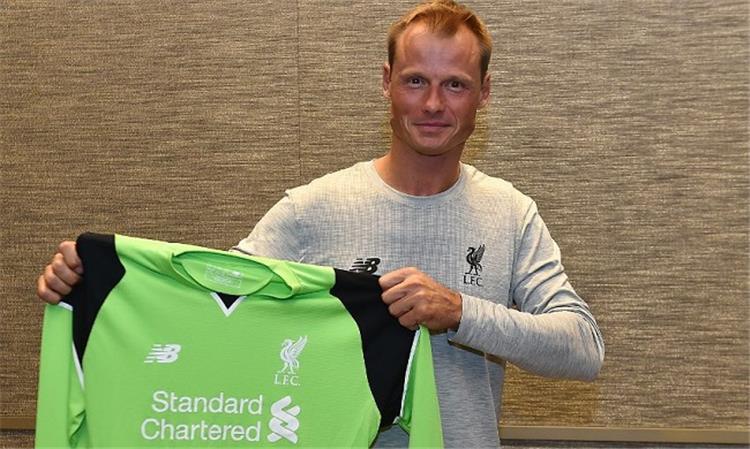 رسمياً.. ليفربول يتعاقد مع الحارس النمساوي صاحب الـ39 عام