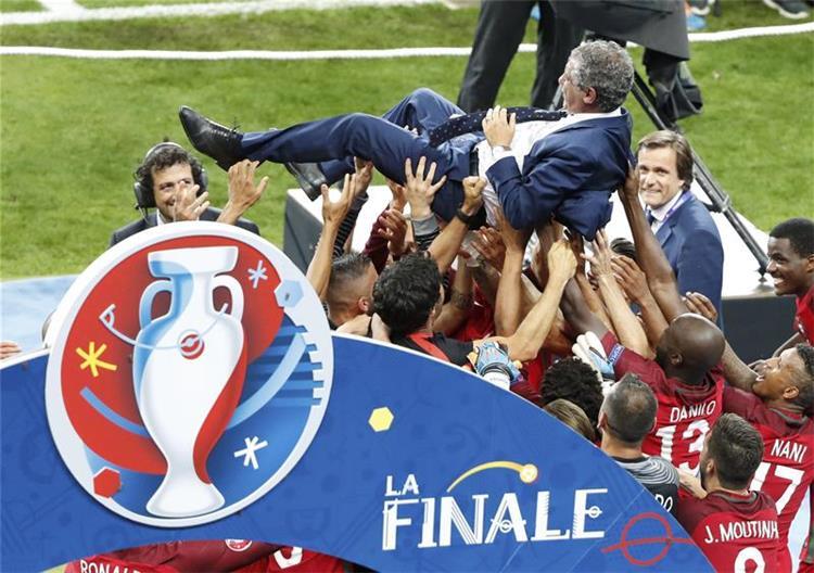 تجديد عقود.. الاتحاد البرتغالي يمدد عقد سانتوس حتى عام 2020
