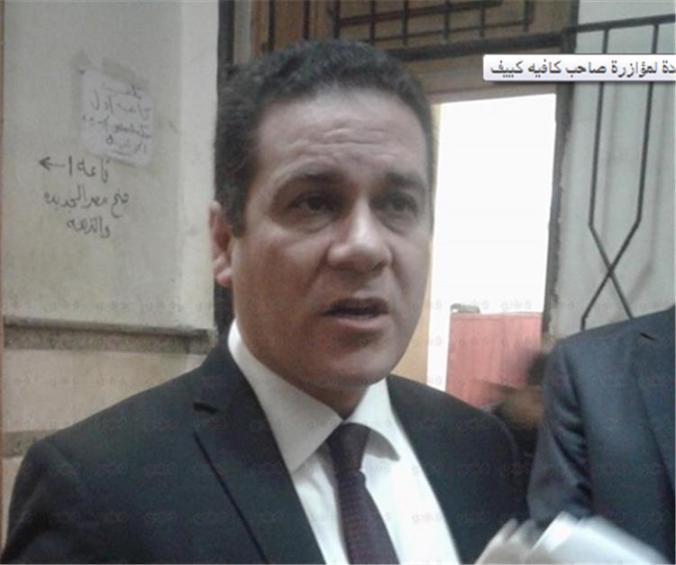 بالصور.. مظهر شاهين في محكمة مصر الجديدة لمؤازرة صاحب كافيه كييف