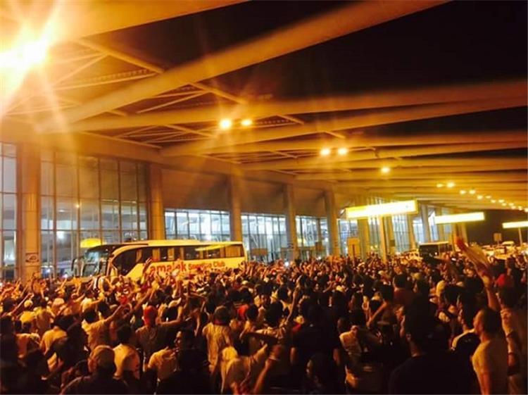 المئات من جماهير الزمالك تؤازر فريقها قبل السفر لجنوب افريقيا