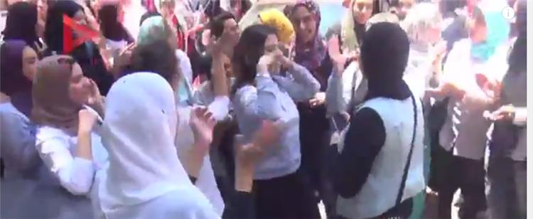 بالفيديو| بعد اخر امتحانات الثانوية.. طالبات ترقص علي "مزمار عبدالسلام"