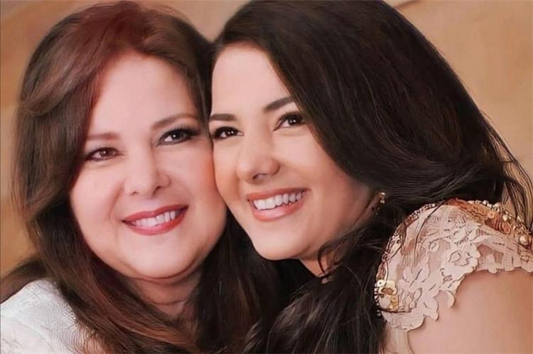 لأول مرة صورة نادرة للفنانة الراحلة دلال عبد العزيز مع حفيدتها كايلا من كواليس مسلسل الكبير اوي