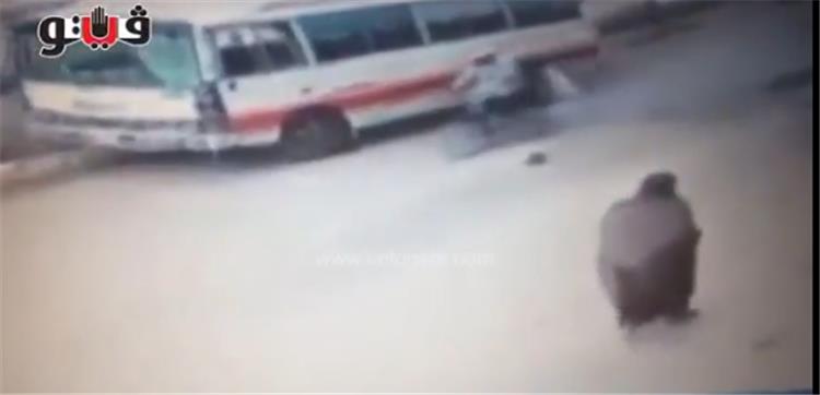 بالفيديو.. لحظة اصطدام دراجة نارية بسيدة في الزقازيق