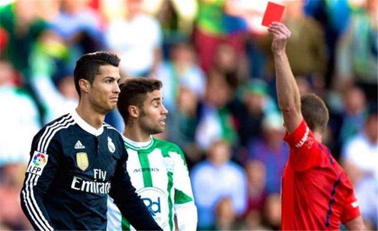 موندو ديبورتيفو تبرز واقعة لرونالدو وتقارنها بسلوك نيمار مع مشجعي فالنسيا