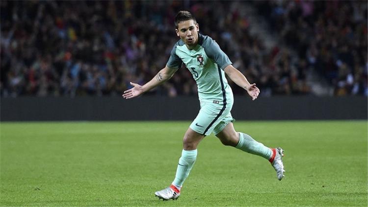 خبايا الميركاتو .. ظهير بوروسيا دورتموند يؤكد رفضه لعرض برشلونة في الصيف