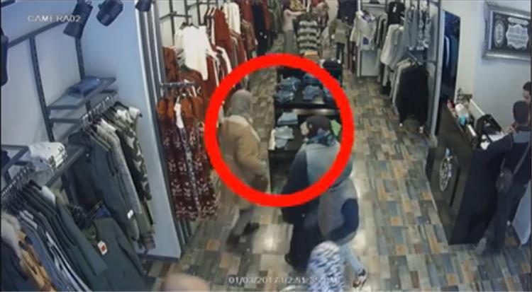 شاهد.. أحدث خدعة لسرقة حقيبة سيدة داخل أحد محلات القاهرة