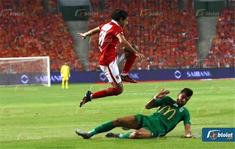 "بطولات" يكشف تفاصيل سعى الوكلاء لتسويق لاعبي الأهلي