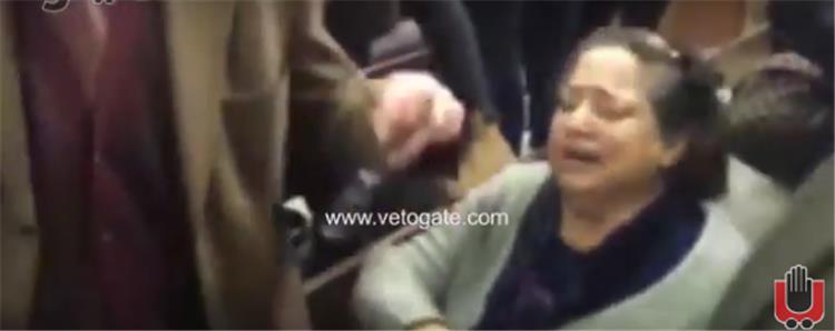 بالفيديو.. سيدة تبكي فرحا بحكم مصرية تيران وصنافير داخل المحكمة