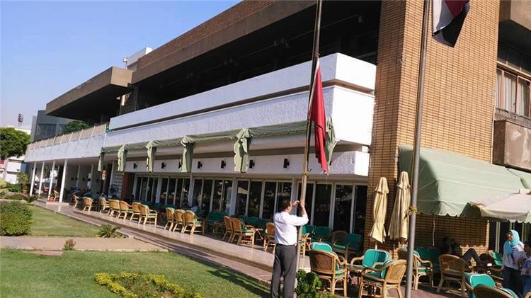 صورة..تنكيس علم الأهلي حداداً على "طارق سليم"