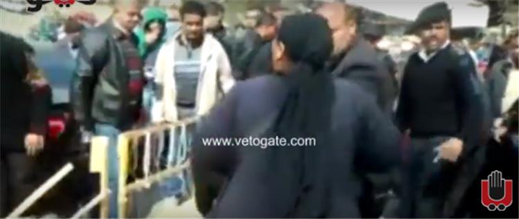 بالفيديو.. بائعة لفرد أمن بعد مصادرة بضائعها: «ربنا ينتقم منك»