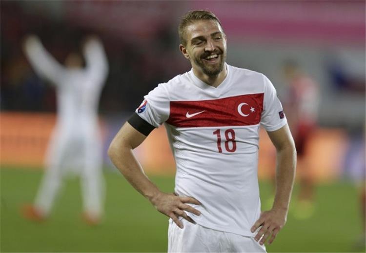 تصريحات.. لاعب إنتر ميلانو المعار لبشكتاش يتهم مدربه دي بوير "بالعنصرية"