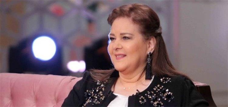 ما حقيقة الصورة المتداولة لدلال عبد العزيز من داخل العناية المركزة؟