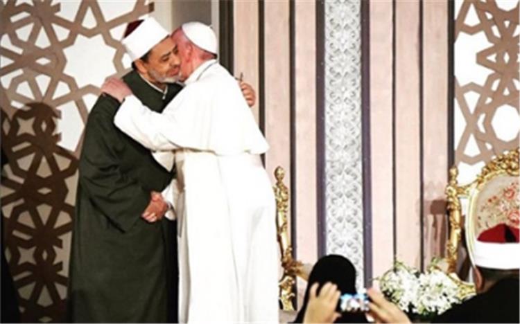 بابا الفاتيكان ينشر صورة عناقه لشيخ الأزهر: العنف لا يختلط بالإيمان
