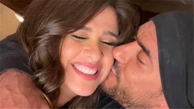 ياسمين عبد العزيز تثير الجدل بصورة لها مع زوجها.. ما الحكاية؟